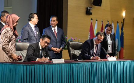 Director general of Malaysia's Civil Aviation Department Azharuddin Abdul Rahman and Ocean Infinity Limited chief executive Oliver Plunkett sign the US$50 million deal to find the missing Malaysia Airlines flight MH370. Photo: AFP