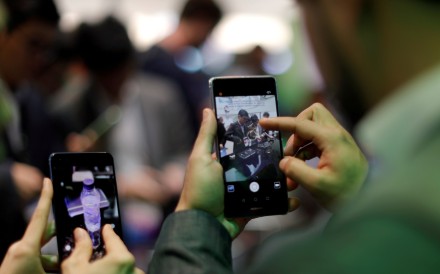 US security concerns continue to thwart the efforts of China’s largest telecommunications equipment maker to forge a smartphone distribution pact with a major American mobile network operator