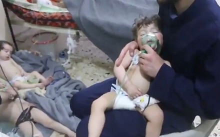 シリアの民間防衛が発表した映像から作られたこの画像では、医療従事者は東部Ghouta、シリアDoumaの反対-開催された町の疑惑の毒ガス攻撃、以下の幼児を扱います。 写真：TNS
