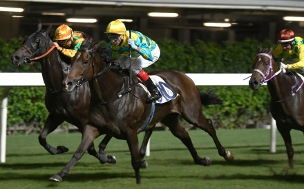 Pearly Treasure (right) finishes hard behind Oriental Elite (middle). Photos: Kenneth Chan