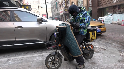 In northern China, bike blankets help drivers survive frigid winters