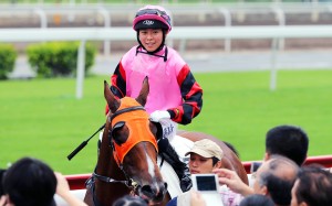 Kei Chiong returns to the cheers of the Sha Tin crowd after recording her first winner on Hearts Keeper. Photo: Kenneth Chan