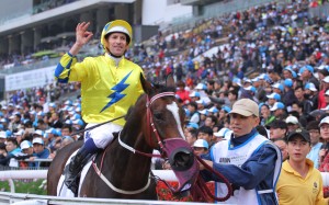 Hugh Bowman celebrates after winning the 2016 Hong Kong Derby with Werther. Photos: Kenneth Chan