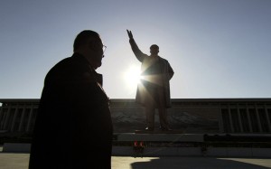 James Joseph Dresnok looks up at the statue of late North Korean president Kim Il-sung in Pyongyang in the film Crossing the Line. Photo: AP
