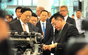 Zhang Yilin (right), CEO of Schaeffler Greater China, introduces typical Schaeffler products to Zhang Jianfei, Vice Governor of Hunan Province in Aug 2016. Handout.