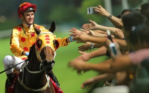 Sam Clipperton celebrates Gold Land’s win with the fans. Photos: Kenneth Chan
