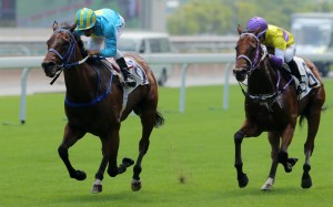 London Master (left) shows Exceptional Desire a clean pair of heels at Sha Tin. Photos: Kenneth Chan.