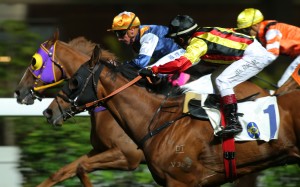Dylan Mo looks over to see where his rivals are after storming home to win aboard Navas in February. Photos: Kenneth Chan
