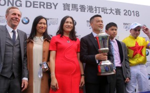 John Size (left) poses with connections of Hong Kong Derby winner Ping Hai Star. Photos: Kenneth Chan