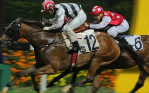 Matthew Chadwick and Acclaimed Light battle to the line to win the Sauternes Cup at Happy Valley. Photos: Kenneth CChan