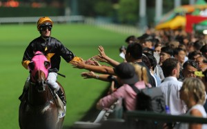 Zac Purton celebrates Top Score’s victory with the fans at Happy Valley. Photos: Kenneth Chan