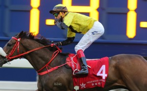 Douglas Whyte salutes on Good Omen. Photos: Kenneth Chan