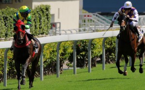 Karis Teetan looks over his shoulder as Clement Legend wins at Happy Valley. Photos: Kenneth Chan