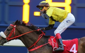 Douglas Whyte rides Good Omen to victory at Happy Valley, his 1,800th win in Hong Kong. Photos: Kenneth Chan