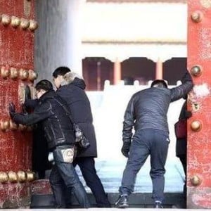 Li Quanhe and his squad start their day by opening the huge doors to the Forbidden City in Beijing. Photo: 163.com