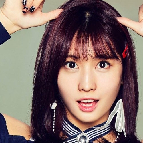 How does Momo of K-pop girl band TWICE keep her abs ripped