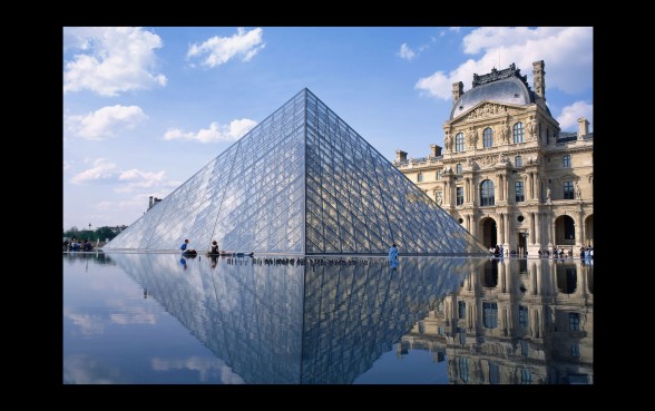 Pyramide du Louvre, Paris. Photo: Alamy
