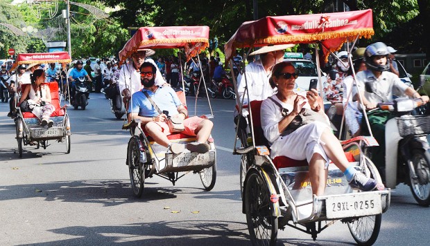 Chinese tourists abandon Vietnam in droves over bitter maritime row