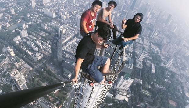 Chinese Daredevils Risk 450m Fall For The Sake Of A