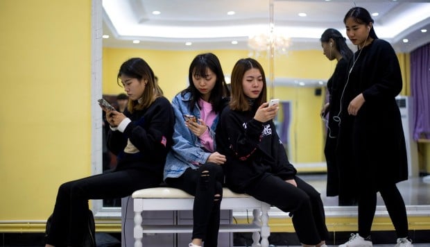 Major shake-up seen as Chinese smartphone market contracts for the first time ever
