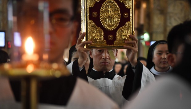 Hong Kong cardinal calls for Vatican official to quit over Beijing talks
