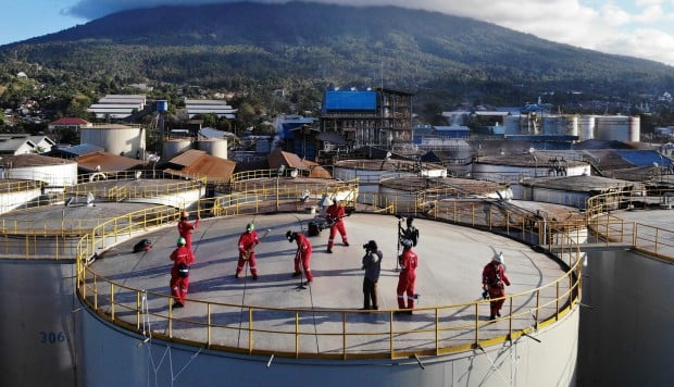 Greenpeace ‘occupies’ Indonesian palm oil plant with rock band