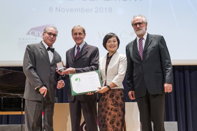 Professor Malik Mâaza (far left) received the 2018 José<br />
Vasconcelos World Award of Education from Professor Sir Colin<br />
Blakemore (2nd from left) and Dr Choi Yuk-lin (2nd from right).