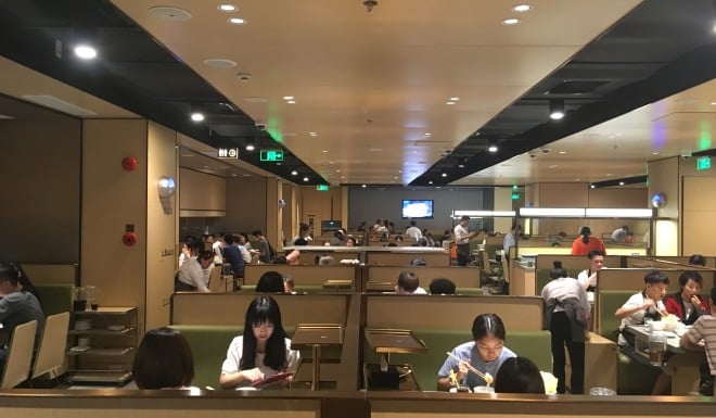 Haidilao offers plenty of space for diners.