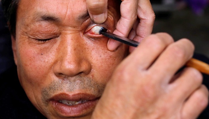 Try Not To Blink Chinese Street Barber Offers Eyelid Shaves South 