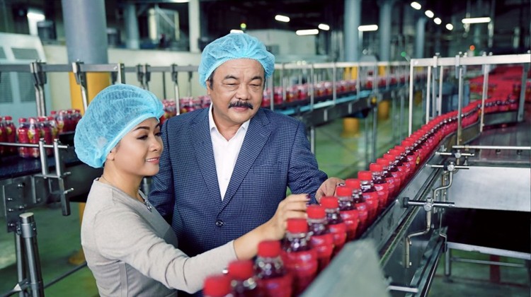 Tran Qui Thanh and daughter Phuong Uyen Tran at their Tan Hiep Phat Beverage Group factory in Vietnam. Photo: Tan Hiep Phat Beverage Group