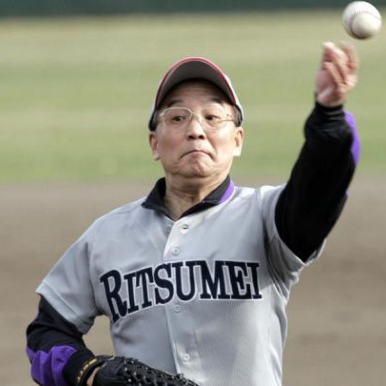 Premier Wen Jiabao plays baseball with university students in Kyoto.