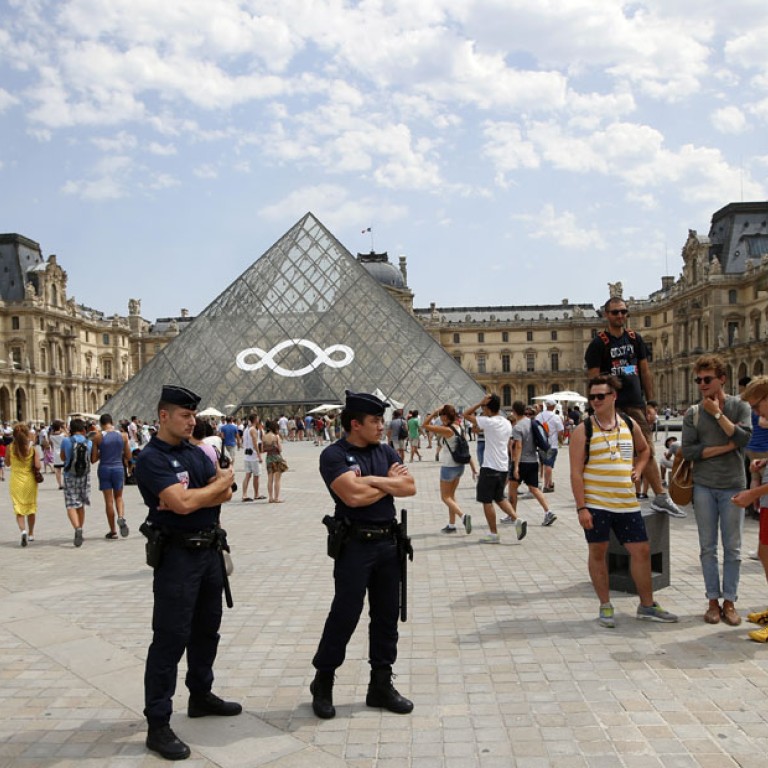 Paris Pickpockets Who Target Asian Tourists Arrested South China Morning Post