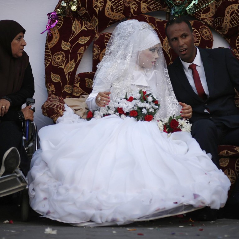 Palestinian Couple Don T Let Warget In The Way Of A Wedding