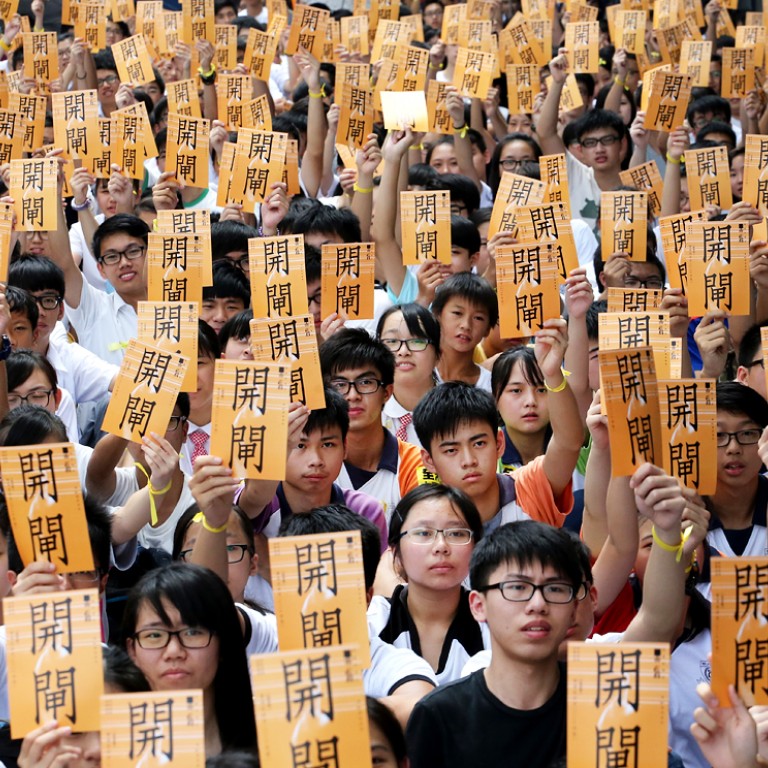 Up to 3,000 secondary students join prodemocracy protest on final day