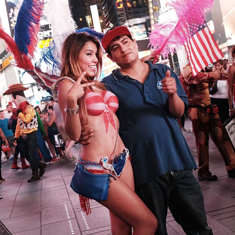 Mujeres semidesnudas son legales en Times Square - Univision