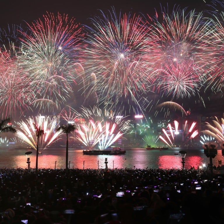 Hong Kong Welcomes 2019 With 340 000 Revellers Lining Victoria