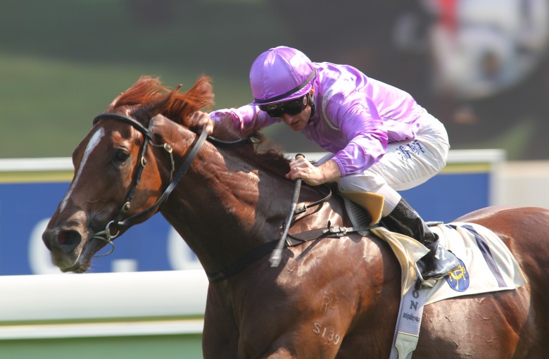 Zac Purton punches out Star Track to just hold off Thunder Flyer. Photo: Kenneth Chan