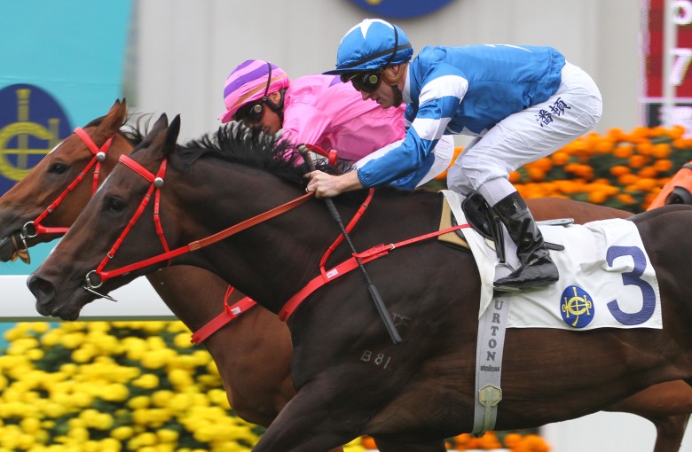 Zac Purton and Super Missile (right) edge out Lucky Lucky at Sha Tin on Monday. Photos: Kenneth Chan