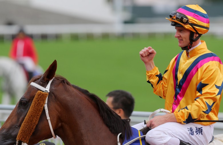 Zac Purton celebrates his win aboard Winner’s Way on Sunday. Photos: Kenneth Chan