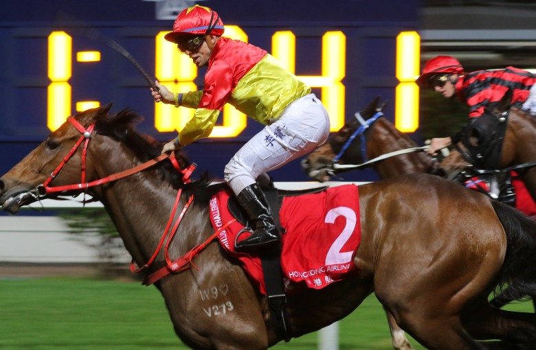Umberto Rispoli salutes as Starlight takes out the last race at Happy Valley on Wednesday night. Photos: Kenneth Chan