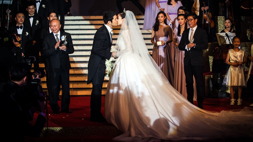 Megabucks Fairy Tale Wedding Of Actor Huang Xiaoming And Hong Kong Megabucks Fairy Tale Wedding Of Actor Huang Xiaoming And Hong Kong