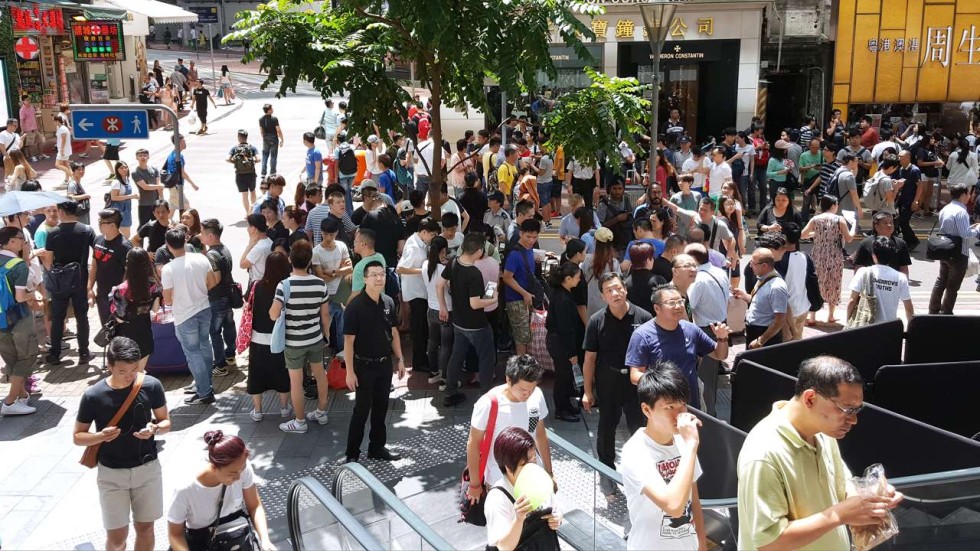 The rush is on! Hongkongers queue up for new iPhone 7 line