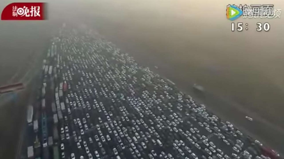 Drone footage showing extent of smogstricken Beijing’s traffic jams