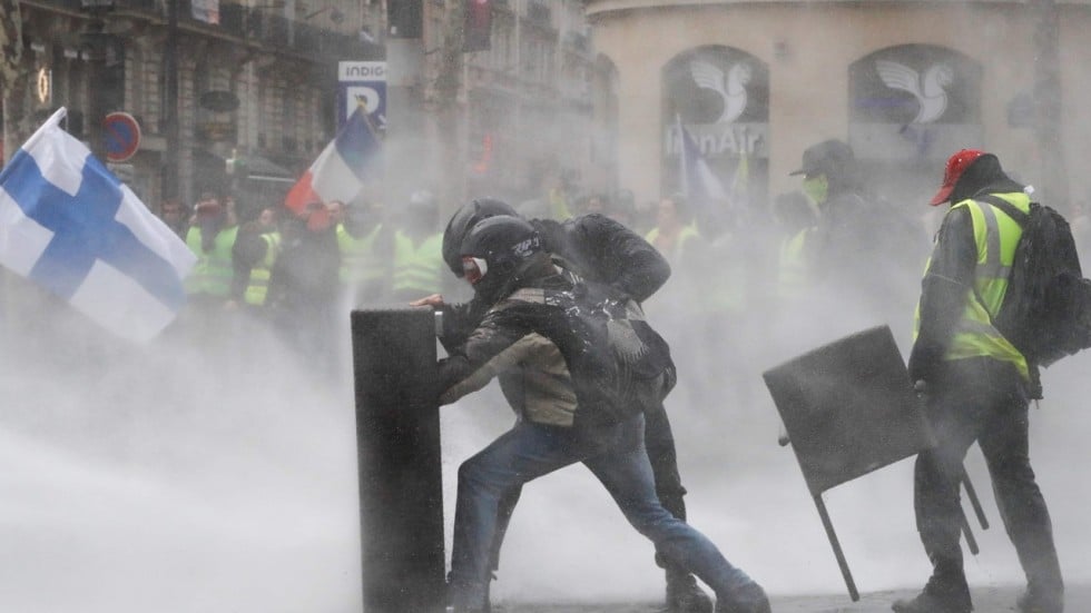ÐаÑÑинки по запÑоÑÑ paris tear gas police demonstrators