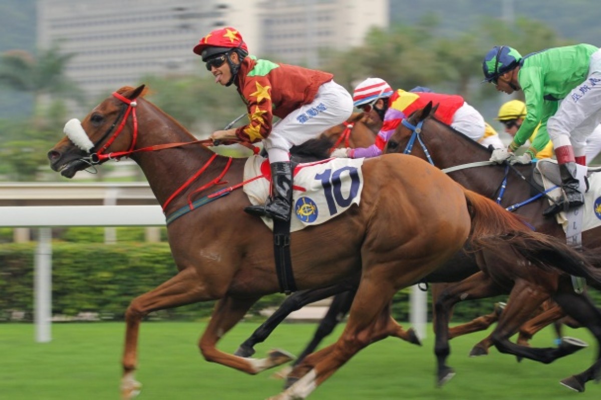He may have had trouble in the run, but King On Earth (Richard Fourie) unleashed a strong burst in the clear to make it two straight wins at Sha Tin. Photo: Kenneth Chan