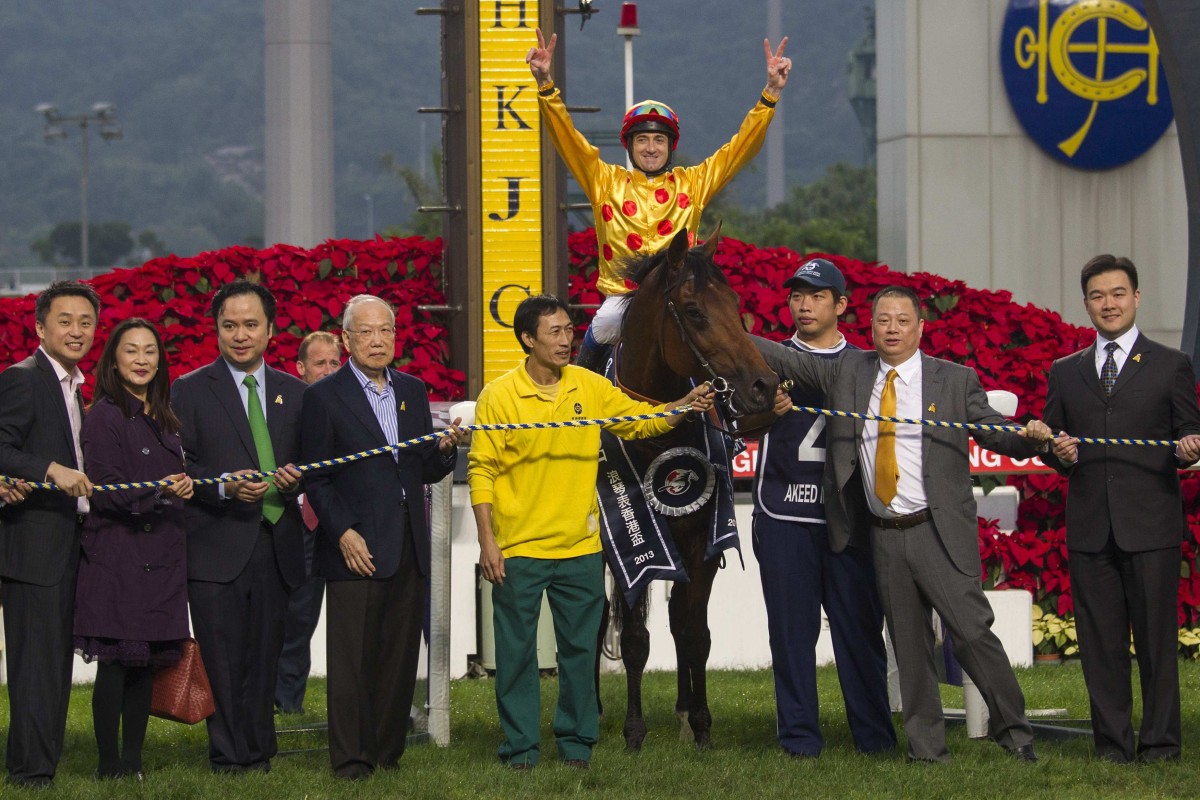Douglas Whyte is the king of Sha Tin at the presentation with owner Pan Sutong (second right).
                        