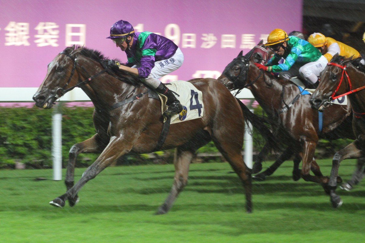 Medallist drives through in the pouring rain to win the seventh race on Wednesday night. Naturally, it was a selection of "the beginner". Photos: Kenneth Chan
