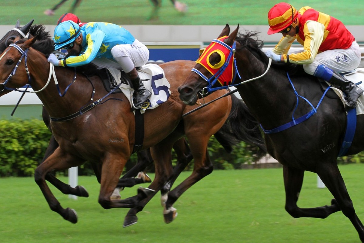 Sam Clipperton gets low and pushes E Master (left) to victory at Sha Tin yesterday. Photos: Kenneth Chan