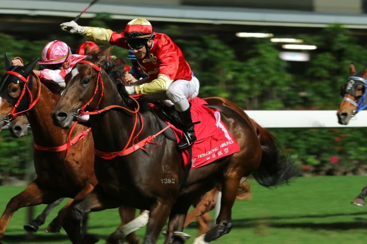 Super Fluke (Brett Prebble) wins at Happy Valley on November 22. Photos: Kenneth Chan.