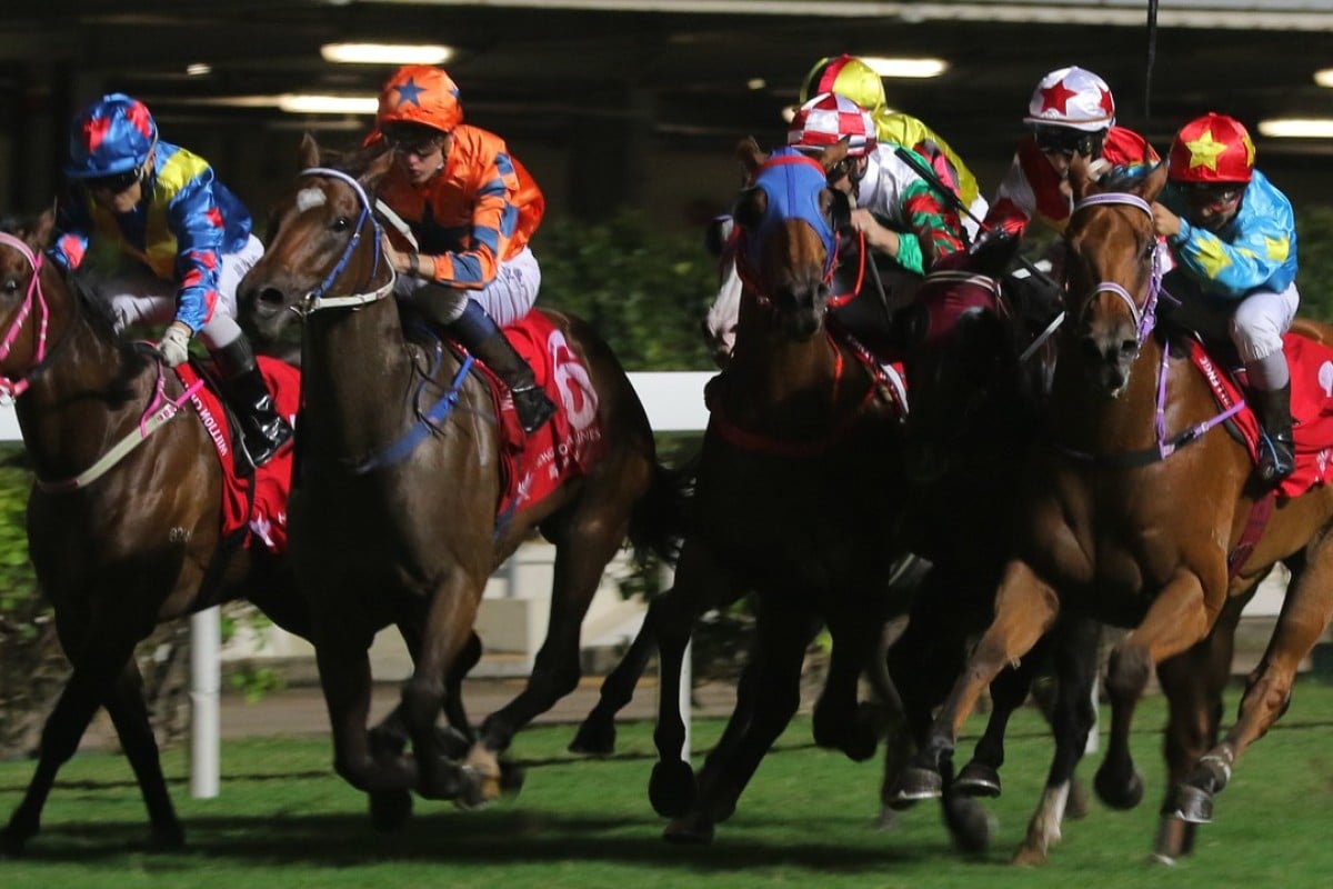 Chad Schofield (orange silks) drives Perfect Glory through a gap despite all the interference around him. Photos: Kenneth Chan